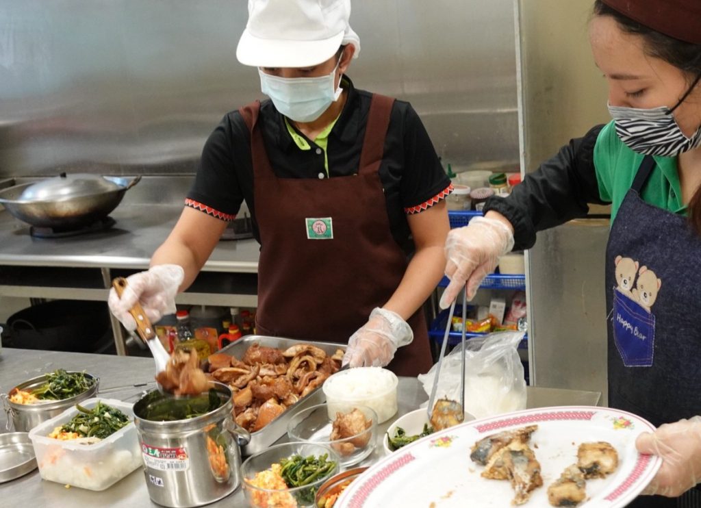 高雄市原民會疫情期間 長者送餐服務不間斷 | 中華日報|中華新聞雲