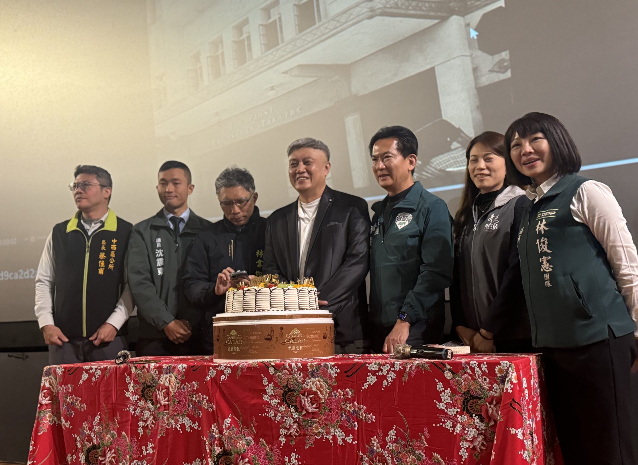 全美戲院慶75歲 上百粉絲冒雨同歡 | 中華日報|中華新聞雲
