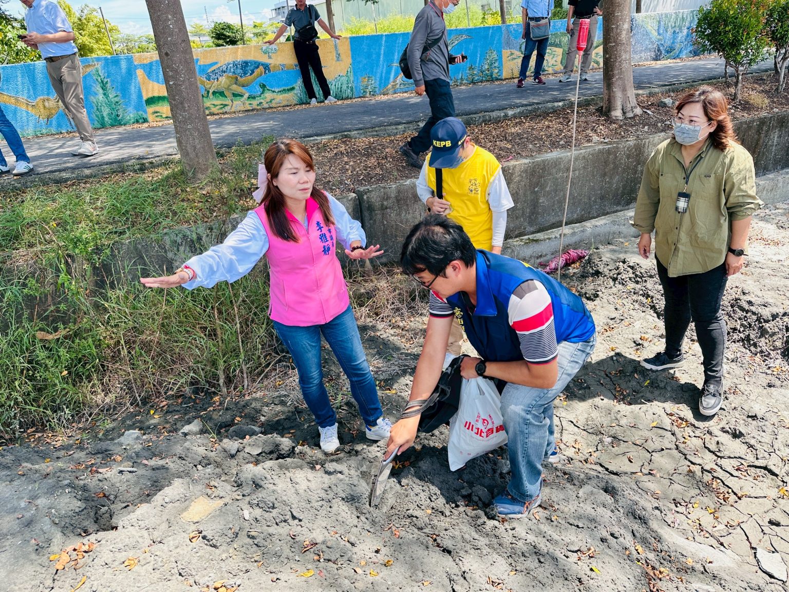 大寮農地淪廢棄物傾倒場 李雅靜會勘痛批農地非黑金提款機！ | 中華日報|中華新聞雲