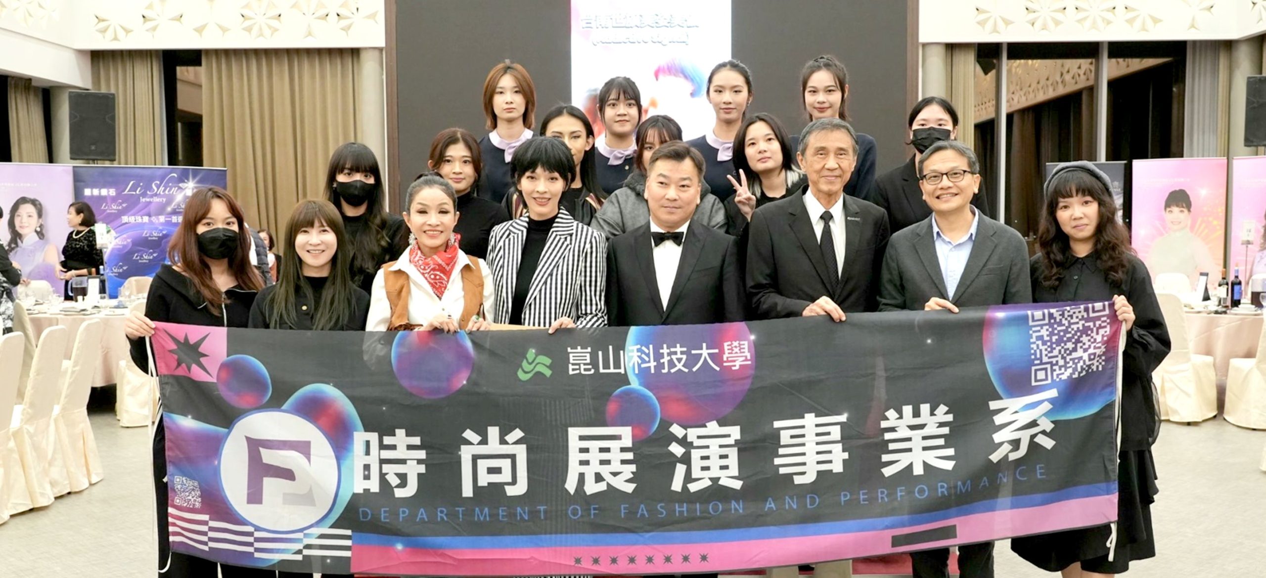 崑山科大時尚系師生跨界展演亮眼助巴黎時尚週成功