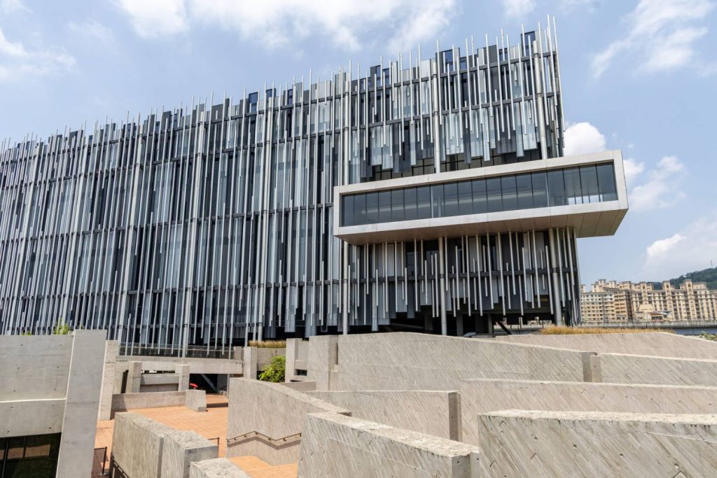 坐落於大漢溪畔的新北市美術館,以蘆葦為設計概念,錯落有致的垂直線條, 完美展現自然與現代建築的共融之美。新北市觀旅局提供